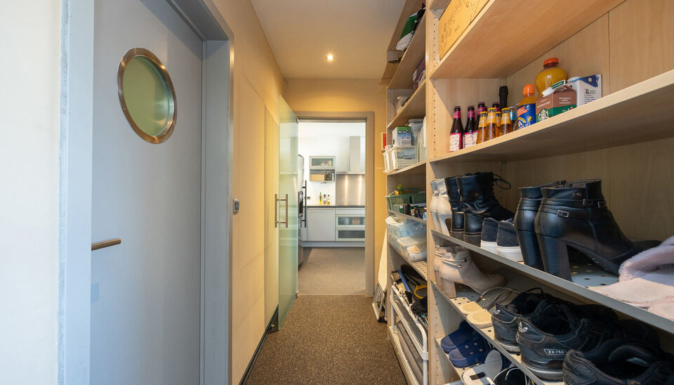 INSTAPKLARE, RUIME GEZINSWONING MET 5 SLAAPKAMERS, 3 BADKAMERS EN ZONNETERRAS OP EEN PRACHTIG WESTELIJK GEORIENTEERD PERCEEL VAN 10A55CA TE HASSELT!

In Sint-Lambrechts-Herk, vlak aan de verbindingsweg Hasselt-Sint-Truiden vinden we deze ruime en multifun