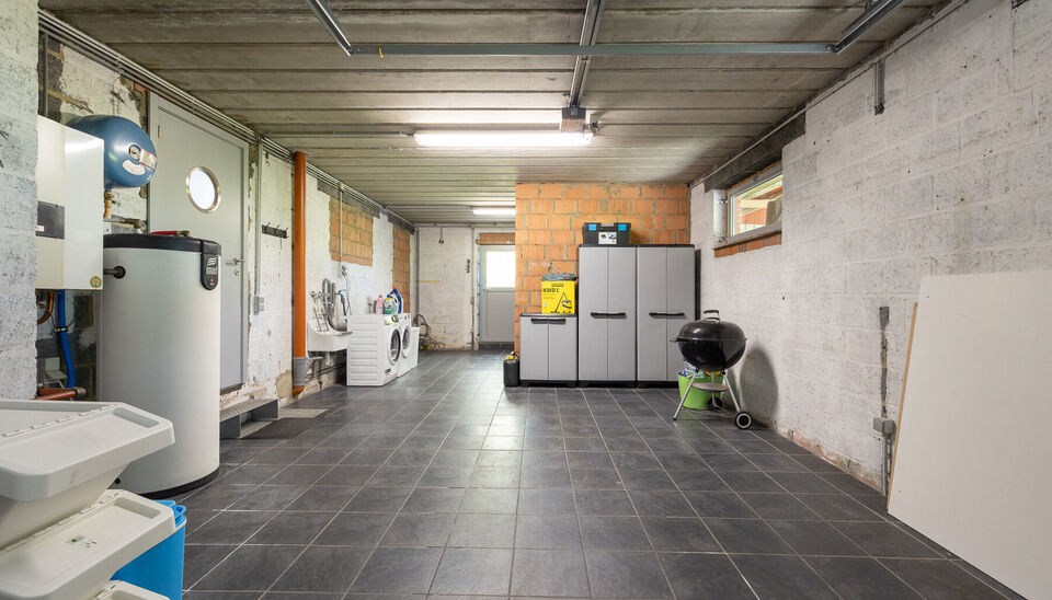 INSTAPKLARE, RUIME GEZINSWONING MET 5 SLAAPKAMERS, 3 BADKAMERS EN ZONNETERRAS OP EEN PRACHTIG WESTELIJK GEORIENTEERD PERCEEL VAN 10A55CA TE HASSELT!

In Sint-Lambrechts-Herk, vlak aan de verbindingsweg Hasselt-Sint-Truiden vinden we deze ruime en multifun