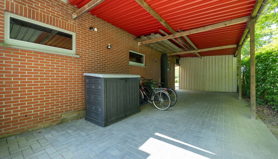 INSTAPKLARE, RUIME GEZINSWONING MET 5 SLAAPKAMERS, 3 BADKAMERS EN ZONNETERRAS OP EEN PRACHTIG WESTELIJK GEORIENTEERD PERCEEL VAN 10A55CA TE HASSELT!

In Sint-Lambrechts-Herk, vlak aan de verbindingsweg Hasselt-Sint-Truiden vinden we deze ruime en multifun