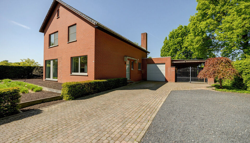 INSTAPKLARE, RUIME GEZINSWONING MET 5 SLAAPKAMERS, 3 BADKAMERS EN ZONNETERRAS OP EEN PRACHTIG WESTELIJK GEORIENTEERD PERCEEL VAN 10A55CA TE HASSELT!

In Sint-Lambrechts-Herk, vlak aan de verbindingsweg Hasselt-Sint-Truiden vinden we deze ruime en multifun
