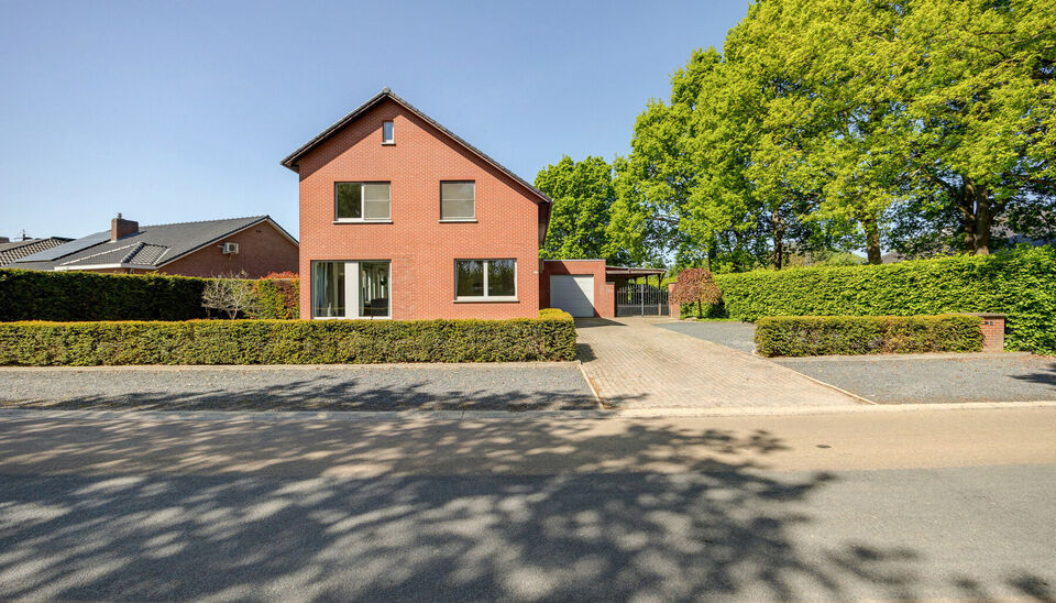 INSTAPKLARE, RUIME GEZINSWONING MET 5 SLAAPKAMERS, 3 BADKAMERS EN ZONNETERRAS OP EEN PRACHTIG WESTELIJK GEORIENTEERD PERCEEL VAN 10A55CA TE HASSELT!

In Sint-Lambrechts-Herk, vlak aan de verbindingsweg Hasselt-Sint-Truiden vinden we deze ruime en multifun