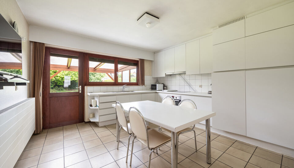 RUIME EN GOED GELEGEN GEZINSWONING MET 6 SLAAPKAMERS OP RUIM EN BREED PERCEEL VAN 07A48CA TE HASSELT!

Deze woning is gelegen in een rustige buurt te Kermt (Hasselt). Een ligging die een vlotte verbinding met het centrum van Hasselt heeft en die omliggend