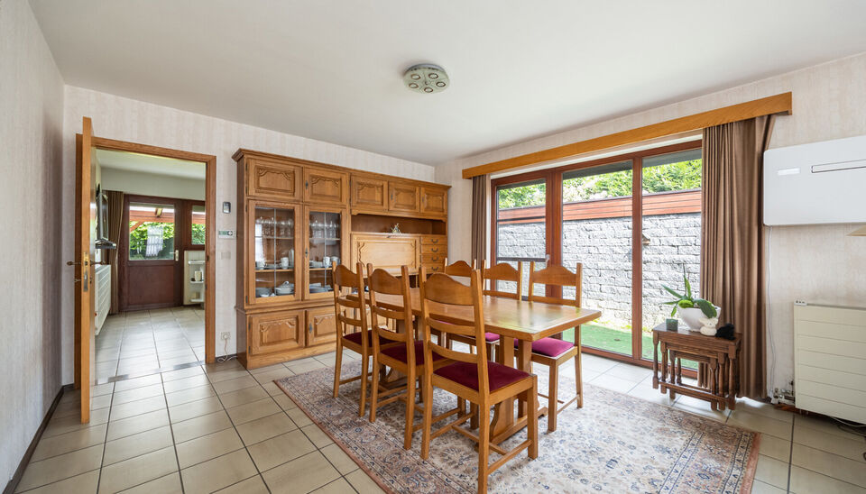 RUIME EN GOED GELEGEN GEZINSWONING MET 6 SLAAPKAMERS OP RUIM EN BREED PERCEEL VAN 07A48CA TE HASSELT!

Deze woning is gelegen in een rustige buurt te Kermt (Hasselt). Een ligging die een vlotte verbinding met het centrum van Hasselt heeft en die omliggend