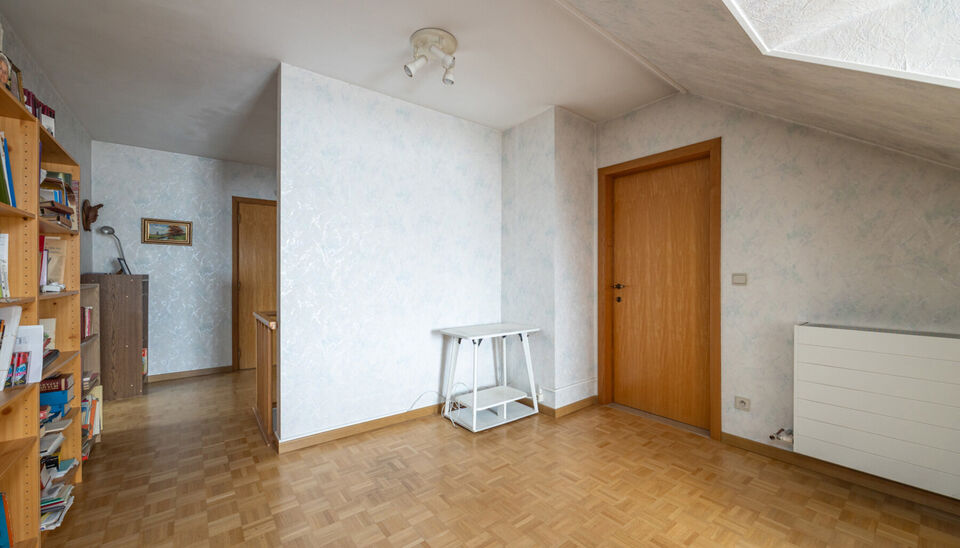 RUIME EN GOED GELEGEN GEZINSWONING MET 6 SLAAPKAMERS OP RUIM EN BREED PERCEEL VAN 07A48CA TE HASSELT!

Deze woning is gelegen in een rustige buurt te Kermt (Hasselt). Een ligging die een vlotte verbinding met het centrum van Hasselt heeft en die omliggend