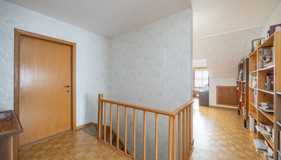 RUIME EN GOED GELEGEN GEZINSWONING MET 6 SLAAPKAMERS OP RUIM EN BREED PERCEEL VAN 07A48CA TE HASSELT!

Deze woning is gelegen in een rustige buurt te Kermt (Hasselt). Een ligging die een vlotte verbinding met het centrum van Hasselt heeft en die omliggend