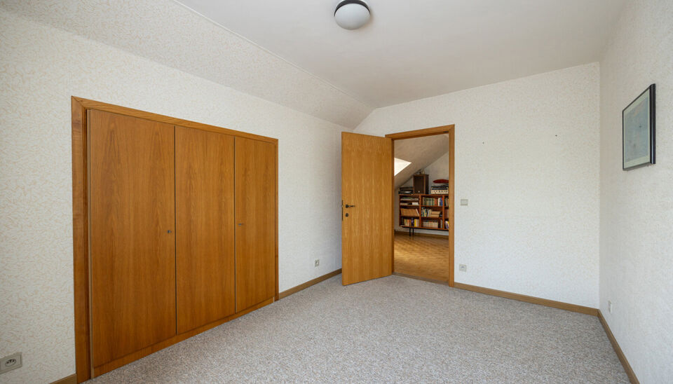 RUIME EN GOED GELEGEN GEZINSWONING MET 6 SLAAPKAMERS OP RUIM EN BREED PERCEEL VAN 07A48CA TE HASSELT!

Deze woning is gelegen in een rustige buurt te Kermt (Hasselt). Een ligging die een vlotte verbinding met het centrum van Hasselt heeft en die omliggend