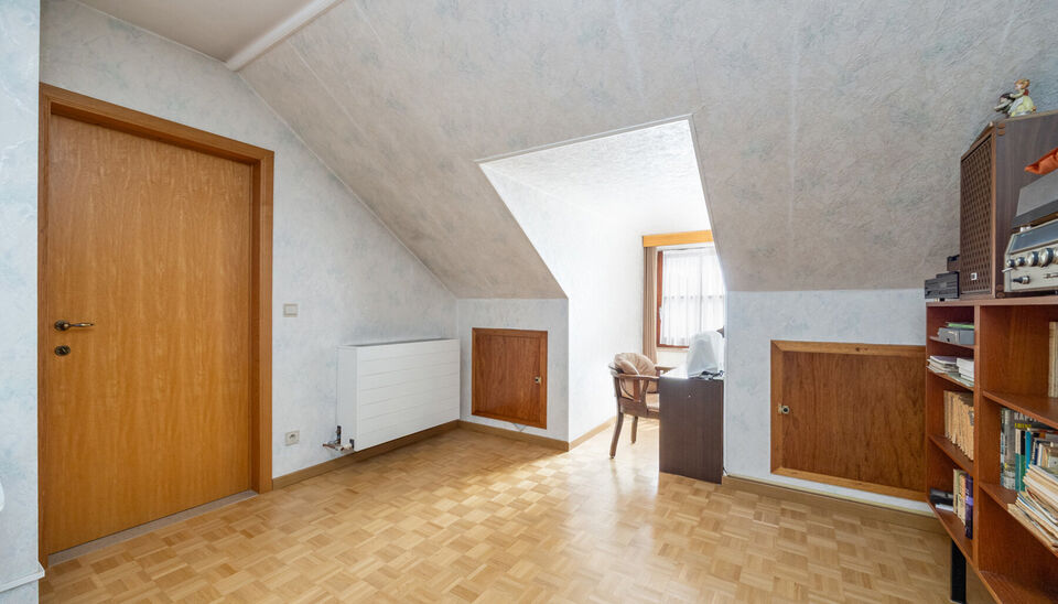 RUIME EN GOED GELEGEN GEZINSWONING MET 6 SLAAPKAMERS OP RUIM EN BREED PERCEEL VAN 07A48CA TE HASSELT!

Deze woning is gelegen in een rustige buurt te Kermt (Hasselt). Een ligging die een vlotte verbinding met het centrum van Hasselt heeft en die omliggend
