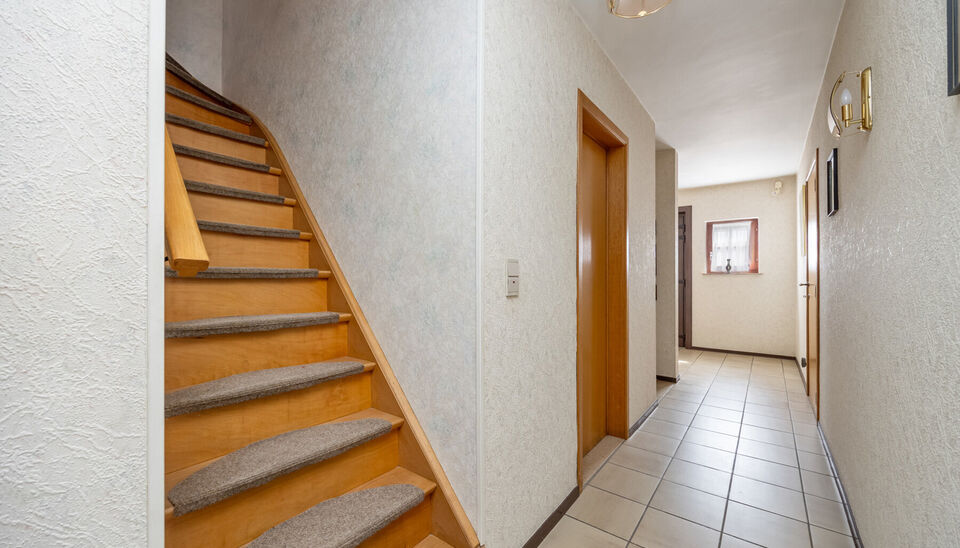RUIME EN GOED GELEGEN GEZINSWONING MET 6 SLAAPKAMERS OP RUIM EN BREED PERCEEL VAN 07A48CA TE HASSELT!

Deze woning is gelegen in een rustige buurt te Kermt (Hasselt). Een ligging die een vlotte verbinding met het centrum van Hasselt heeft en die omliggend