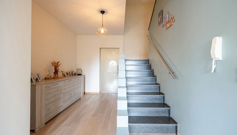 PERFECT ONDERHOUDEN, GELIJKVLOERSE GEZINSWONING MET EXTRA KAMERS OP ZOLDER, INPANDIGE GARAGE EN ZEER GOED GUNSTIG EPC OP EEN RUIM PERCEEL VAN&nbsp;11A30CA TE OUDSBERGEN (OPGLABBEEK)

Welkom in de Voerstraat 19 in Oudsbergen (Opglabbeek), waar deze bijzonder r