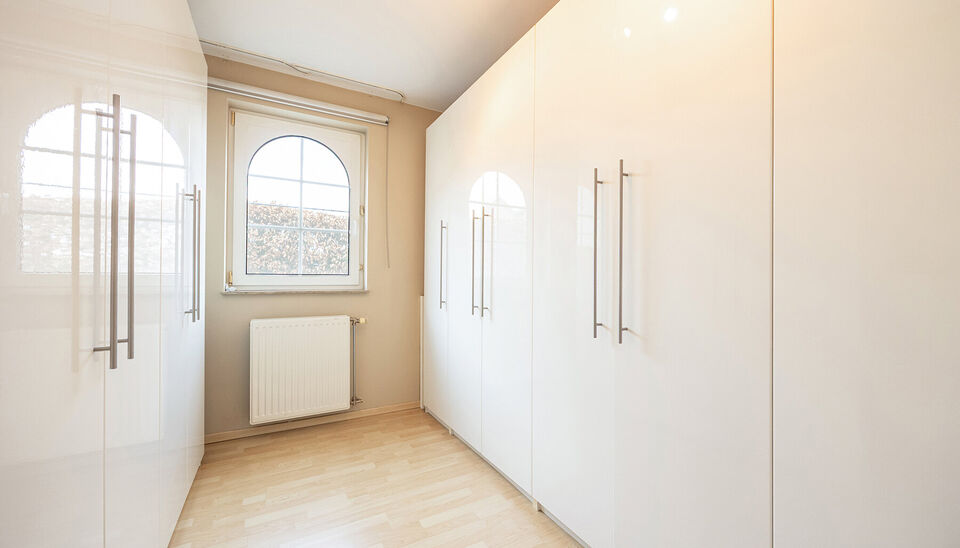 PERFECT ONDERHOUDEN, GELIJKVLOERSE GEZINSWONING MET EXTRA KAMERS OP ZOLDER, INPANDIGE GARAGE EN ZEER GOED GUNSTIG EPC OP EEN RUIM PERCEEL VAN&nbsp;11A30CA TE OUDSBERGEN (OPGLABBEEK)

Welkom in de Voerstraat 19 in Oudsbergen (Opglabbeek), waar deze bijzonder r