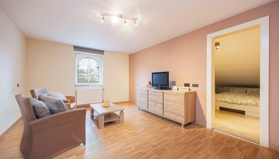PERFECT ONDERHOUDEN, GELIJKVLOERSE GEZINSWONING MET EXTRA KAMERS OP ZOLDER, INPANDIGE GARAGE EN ZEER GOED GUNSTIG EPC OP EEN RUIM PERCEEL VAN&nbsp;11A30CA TE OUDSBERGEN (OPGLABBEEK)

Welkom in de Voerstraat 19 in Oudsbergen (Opglabbeek), waar deze bijzonder r