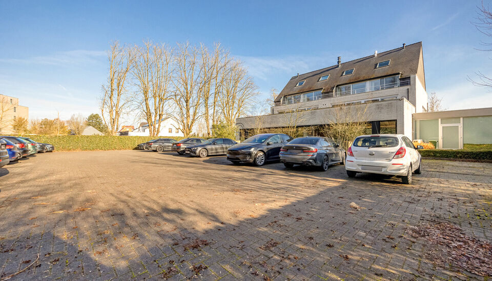 RUIM KANTOOR MET EEN OPPERVLAKTE VAN MAAR LIEFST 256 M2, 30m2 OPSLAGRUIMTE EN 42M2 TERRAS, OP ZICHTLOCATIE TE HASSELT (NET BUITEN DE GROTE RING)

Deze open kantoorruimte bevindt zich op de Luikersteenweg net buiten de grote ring van Hasselt. Het geheel li